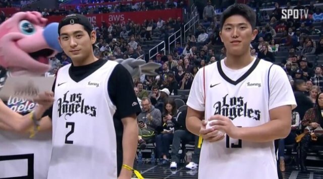 미국 로스앤젤레스에서 개인 훈련 중인 이정후(왼쪽)와 이의리가 14일 미국프로농구(NBA) LA 클리퍼스-덴버전에 깜짝 등장해 팬들의 환영을 받았다. SPOTV 중계화면 캡처 