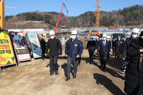 원희룡 국토교통부 장관이 12일 경상남도 창원시 명곡지구 행복주택 건설현장을 둘러보고 있다. 창원 명곡지구 행복주택 건설현장’은 최근 건설노조와의 갈등으로 레미콘 공급이 안돼 24일간 공사가 중단되었다가 지난 9일 재개됐다. 수사기관에서 해당 건설노조에 대한 수사에 착수한 상황이다. (국토교통부 제공) 2023.1.12/뉴스1