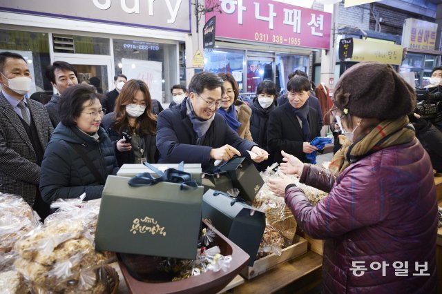 18일 오후 설을 앞두고 용인 중앙시장을 찾은 김동연 경기도지사가 설맞이 장보기를 하고 있다. 경기도 제공