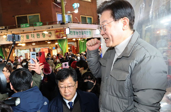 이재명 더불어민주당 대표가 18일 오후 설 명절을 앞두고 서울시 마포구 망원시장을 방문, 즉석연설을 하고 있다. 공동취재 2022.1.18 뉴스1