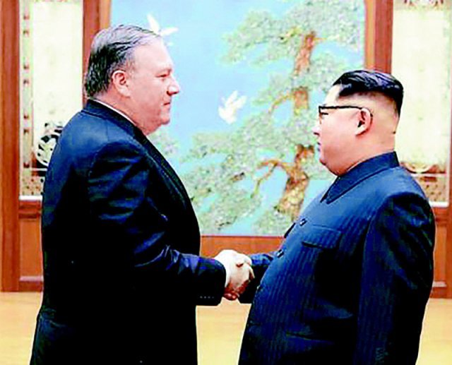 2018년 미국 중앙정보국(CIA) 국장 자격으로 북한 평양을 방문한 마이크 폼페이오 전 미 국무장관(왼쪽)이 김정은 북한 국무위원장과 악수하고 있다. 미국 백악관 제공