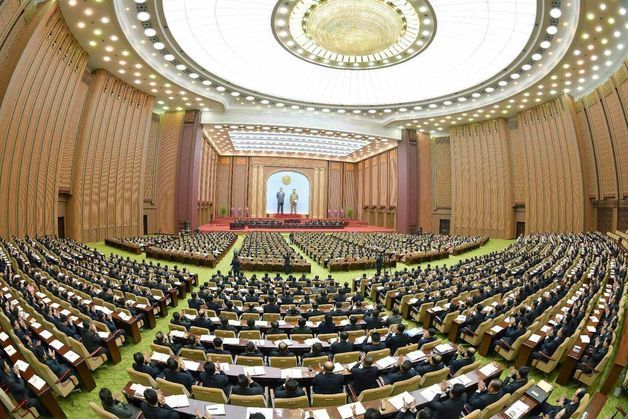 북한 노동당 기관지 노동신문은 19일 “최고인민회의 제14기 제8차 회의가 17일부터 18일까지 만수대의사당에서 진행됐다”라고 보도했다. 김정은 총비서는 참석하지 않았다. [(평양 노동신문=뉴스1)