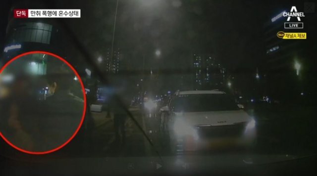 지난달 18일 자정 무렵 서울 송파구 가락시장 인근에서 다른 사람이 예약한 택시를 가로채 탔다가 들킨 60대 남성 A 씨가 택시기사와 몸싸움을 벌이고 있다. 채널A