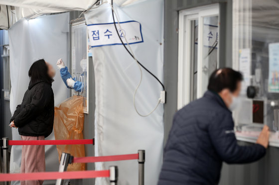 2일 오후 서울 중구 서울역광장에 마련된 신종 코로나바이러스 감염증(코로나19) 선별진료소를 찾은 시민들이 검사를 받고 있다. 2023.1.2/뉴스1
