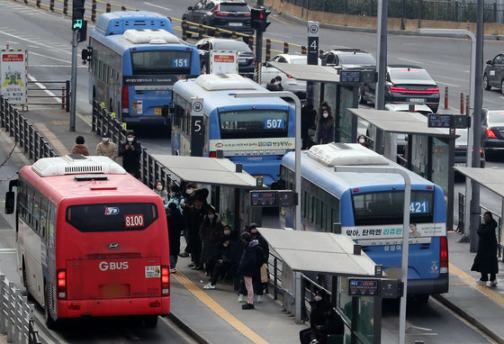 서울역에서 시민들이 대중교통을 이용하고 있다. 2022.12.26/뉴스1