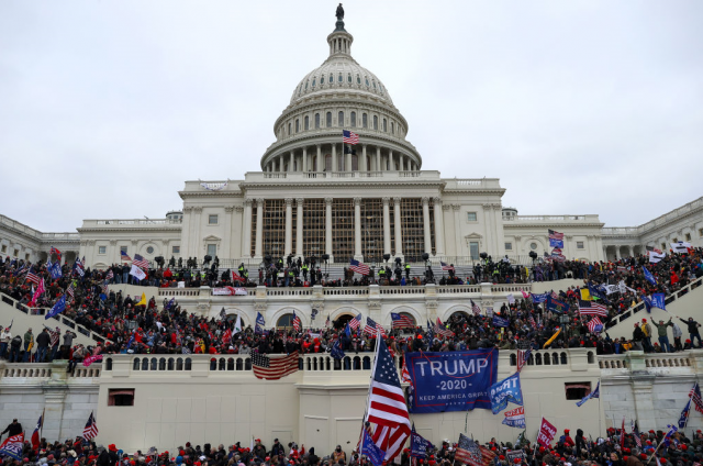 도널드 트럼프 전 미국 대통령의 지지자들이 2021년 1월 6일 미국 워싱턴 D.C.의 의사당 건물 밖에 모여 있다. 조 바이든 대통령 당선인의 선거 승리에 대해 의원들이 승인을 앞두고 있는 가운데, 친트럼프 폭도들이 미국 의사당을 습격했다. ⓒGettyImages