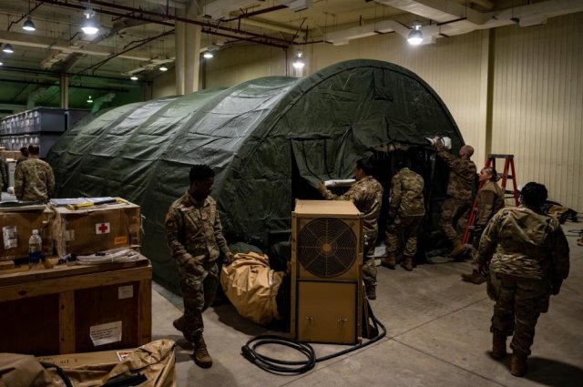 주한미 공군 의무요원들이 12일 경기 평택시 오산기지에서 신형 야전의무텐트를 설치하는 훈련을 하고 있다.  출처 미 국방부 홈페이지