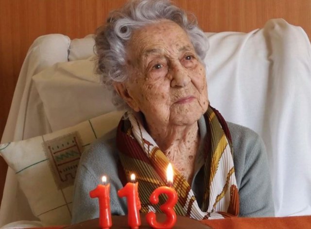 2020년 3월 마리아 브라냐스 모레라 씨가 스페인 올로트 산타 마리아 델 투라 요양원에서 113세 생일을 축하하고 있다. 곧 116세가 되는 모레라 씨는 그동안 세계 최고령자였던 프랑스 앙드레 수녀 선종으로 세계 최고령자 등극을 앞두고 있다.  사진 출처=위키피디아