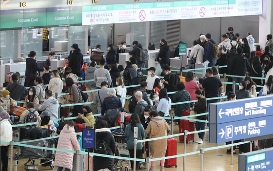 4일 인천국제공항 제1터미널에서 출국을 앞둔 여행객들이 티켓 발권을 위해 긴 줄을 서고 있다.  2023.1.4/뉴스1