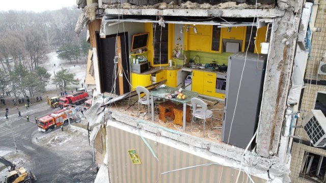 지난 14일 러시아의 미사일 폭격으로 우크라이나 드니프로의 고층 아파트가 파괴됐다. 트위터 갈무리