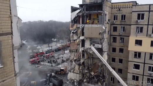 지난 14일 러시아 미사일 폭격 직후 우크라이나 드니프로 고층 아파트의 모습. 유튜브 갈무리
