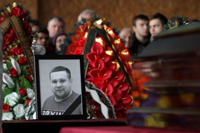가족과 이웃 주민 등이 우크라이나의 유명 복싱 선수 미하일로 코레노프스키의 장례식에 참석해 추모하고 있다. ⓒ게티이미지뱅크