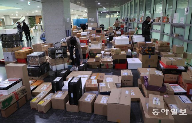 설(22일)을 앞둔 19일 서울 여의도 국회 의원회관 로비에는 선물들이 쌓여있다. 김재명 기자 base@donga.com