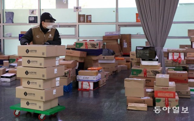 한 유통업체 관계자가 의원회관 로비로 선물을 나르고 있다.김재명 기자 base@donga.com