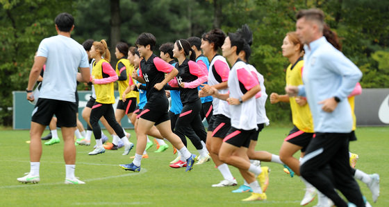 대한민국 여자축구 대표팀이 29일 경기 파주 국가대표 트레이닝센터(NFC)에서 자메이카와 친선전 경기 대비 체력훈련을 하고 있다. 콜린 벨 감독이 이끄는 한국 여자축구대표팀은 오는 9월3일 화성종합경기타운 주경기장에서 자메이카와 친선전을 갖는다. 2022.8.29. 뉴스1