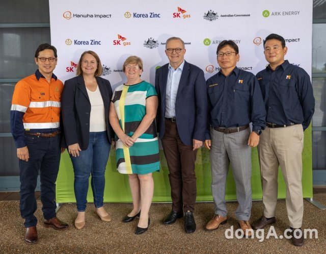 (왼쪽부터) 다니엘 킴 아크에너지 CEO, 니타 그린 퀸즐랜드 주 상원의원, 캐시 다나허 아크에너지 부회장, 앤서니 앨버니지 호주총리, 이성채 썬메탈 CEO, 최주원 썬메탈 CFO
