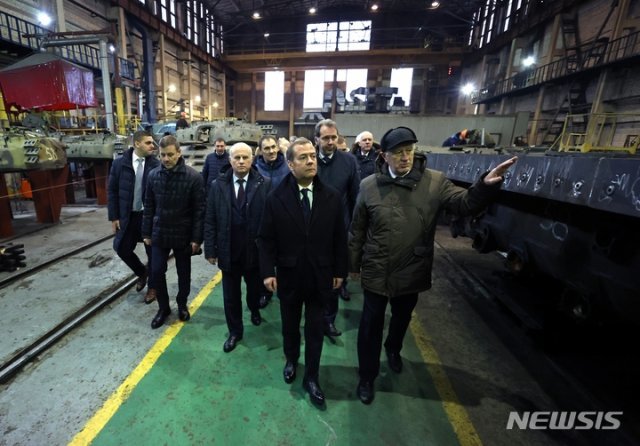 드미트리 메드베데프 러시아 국가안보회의 부의장이 10일(현지시간) 러시아 상트페테르부르크에 있는 전차 공장을 방문해 둘러보고 있다. 뉴시스