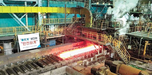 태풍 힌남노 피해를 입었던 포항제철소 2열연 공장이 지난해 12월 15일 재가동돼 철강 반제품인 슬래브가 압연 제품으로 생산되고 
있다. 2열연 공장은 포항제철소가 연간 생산하는 약 1480만 t의 제품 중 약 33%인 500만 t이 처리되는 핵심 설비다. 
포스코 제공