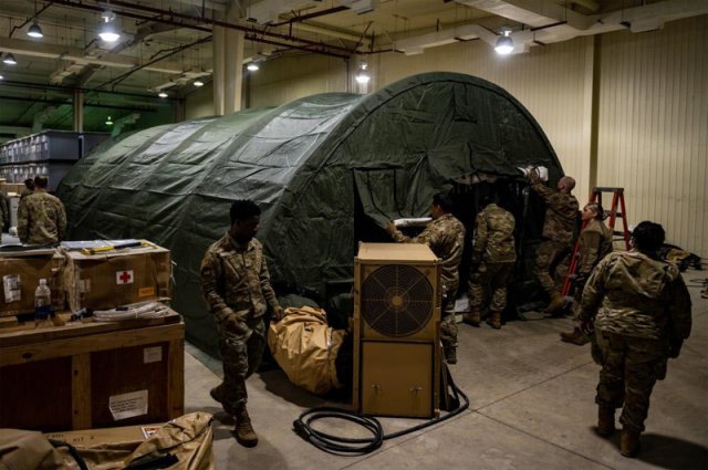 주한 미 공군 의무요원들이 12일 경기 평택시 오산기지에서 핵과 화생방전에서도 임무 수행이 가능한 신형 야전 의무텐트를 설치하는 훈련을 하고 있다. 사진 출처 미 국방부 홈페이지