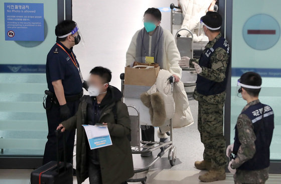인천국제공항 제1여객터미널 코로나19 검사센터에서 중국발 입국자들이 검사를 위해 이동하고 있다./뉴스1