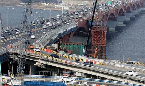 23일 노후화된 다리를 보수하는 성능 개선공사를 마치고 전면 개통된 서울 성산대교 남단에서 차량들이 원활하게 통행하고 있다. 2021.3.23/뉴스1