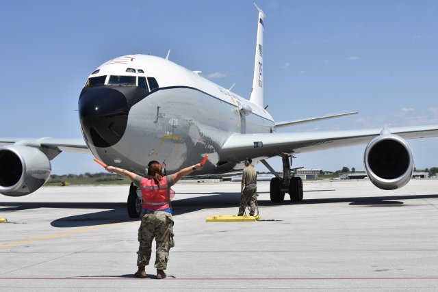 지난해 7월 미국 네브라스카주 오풋 공군기지에 신형 핵탐지정찰기 WC-135R 1호기가 배치되고 있다. 미 공군 홈페이지