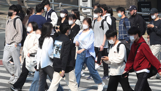 3일 오전 대구 북구 경북대학교 북문 앞에서 학교로 향하는 학생들이 실외 마스크 의무 해제에도 대부분 마스크를 쓰고 있다. 2022.5.3/뉴스1