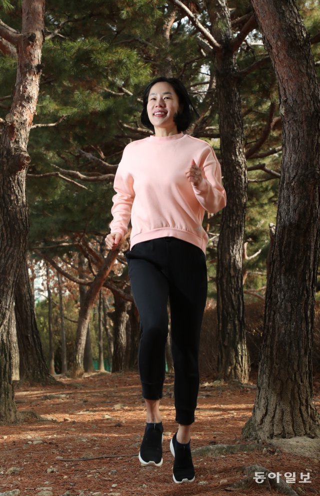 진은주 씨가 경기도 수원 만석공원을 즐겁게 달리고 있다. 2013년 달리기와 헬스를 시작한 그는 2018년부터 산을 달리는 트레일러닝에 빠져 있다. 수원=신원건 기자 laputa@donga.com