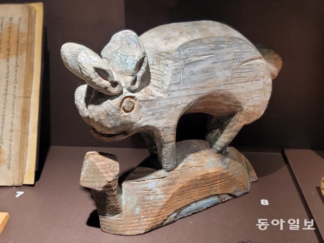 국립민속박물관 토끼해 특별전 ‘새해, 토끼왔네’에 전시된 토끼와 자라. 전승훈 기자