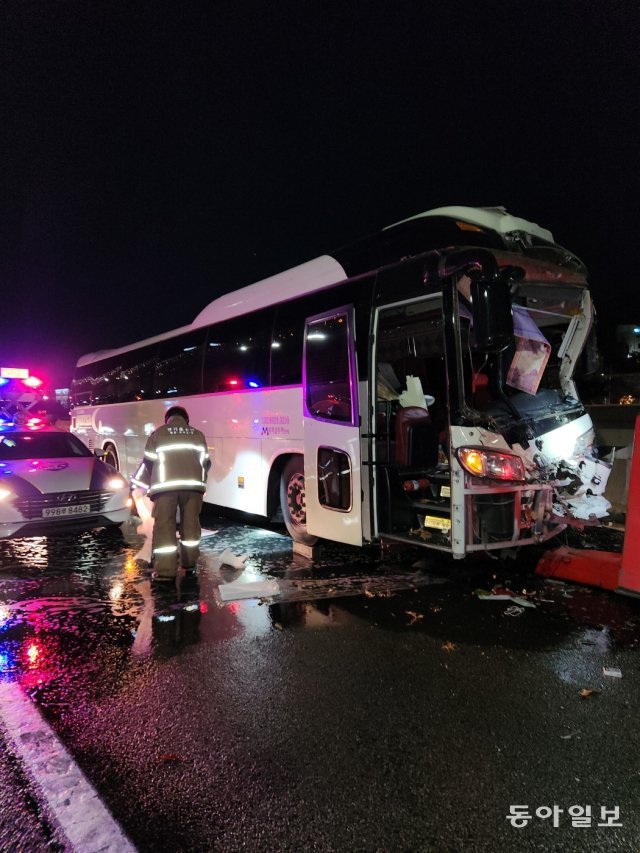 20일 경기 성남시 분당구 경부고속도로 서울방향 서울요금소 부근 1차로에서 버스 버스 5중 추돌사고가 발생해 40여명의 부상자가 발생했다. 경기소방재난본부 제공