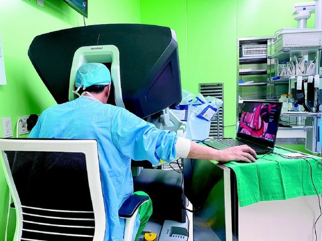 실제 위암 환자의 수술실에서 휴톰의 수술 내비게이션 프로그램 ‘RUS’를 활용해 로봇 수술을 하는 모습. 로봇 수술은 환자를 
수술대에 눕혀 두고 의사는 그 옆에서 모니터를 보며 로봇팔을 미세하게 조종하는 방식으로 진행된다. 휴톰 제공