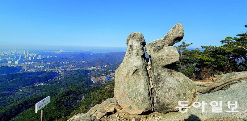 서울 북한산 의상능선에 있는 ‘쌍토끼 바위’.