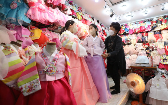 민족대명절 설을 일주일여 앞둔 13일 오후 경기 수원시 팔달구 영동시장의 한 한복가게에서 어린이들이 설빔을 입어보고 있다. 2023.1.13/뉴스1