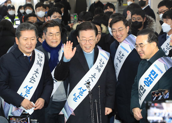 이재명 더불어민주당 대표와 박홍근 원내대표를 비롯한 지도부가 설 연휴를 앞둔 20일 서울 용산역 KTX승강장에서 귀성객들에게 인사를 하고 있다. (공동취재) 2023.1.20