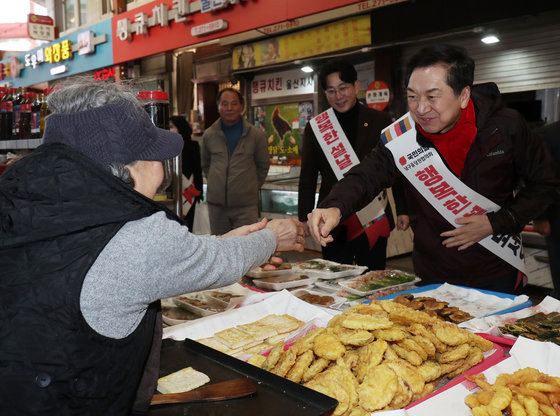 국민의힘 당권 주자인 김기현 의원이 20일 오후 울산 남구 울산번개시장을 찾아 상인에게 설 명절 인사를 하고 있다. 2023.1.20/뉴스1 ⓒ News1