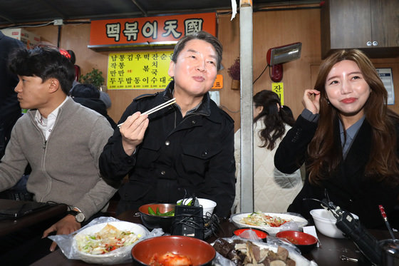 On the afternoon of the 19th, two days before the Lunar New Year holiday, Rep. Cheol-soo Ahn, the party leader in the power of the people, visits Seomun Market in Jung-gu, Daegu, and is having a meal after greeting citizens.  2023.1.19/News1 ⓒ News1