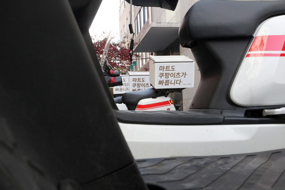 서울 시내 쿠팡이츠 사무실에 오토바이가 주차돼 있다.  ⓒ News1