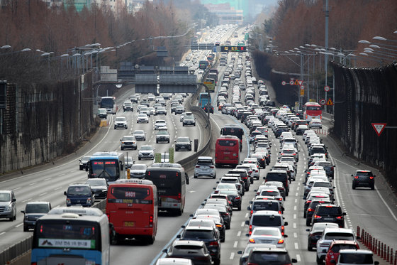 설 명절 연휴인 21일 서울 서초구 경부고속도로 잠원IC 부근이 귀성 차량들로 정체를 빚고 있다. 2023.1.21/뉴스1 ⓒ News1