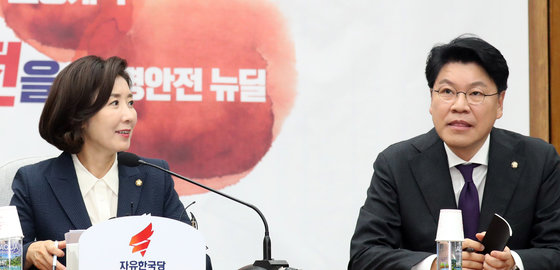 2019년 7월 23일 나경원 자유한국당 원내대표가 서울 여의도 국회에서 열린 원내대책회의에서 장제원 정개특위 간사와 대화하고 있다. ⓒ News1 DB