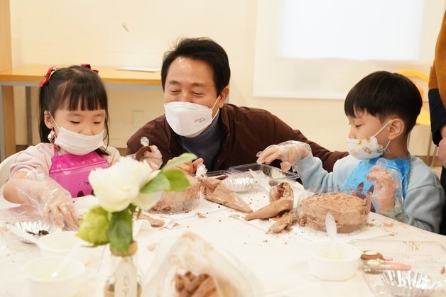 오세훈 서울시장이 21일 서울 은평구 은평천사원에서 보호아동들과 함께 흑토끼 케이크를 만들고 있다. (서울시 제공)