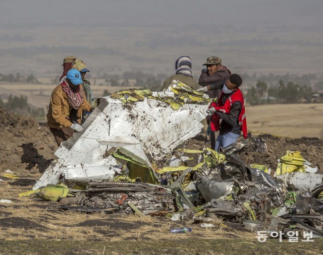 2019년 3월 10일 에티오피아항공 소속 737MAX 기종이 추락한 사고 현장에서 잔해를 수습하는 모습. 동아일보DB