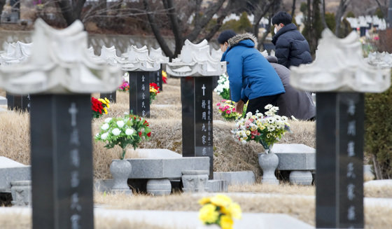 설날인 22일 인천시 부평구 인천가족공원묘지를 찾은 성묘객들이 성묘를 하고 있다. 2023.1.22 뉴스1