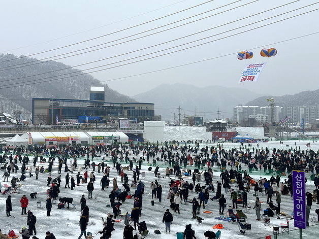 강원 화천군 화천천에서 열린 화천산천어축제장을 찾은 관광객들이 얼음 낚시를 즐기고 있다. 자료사진. 뉴스1 DB