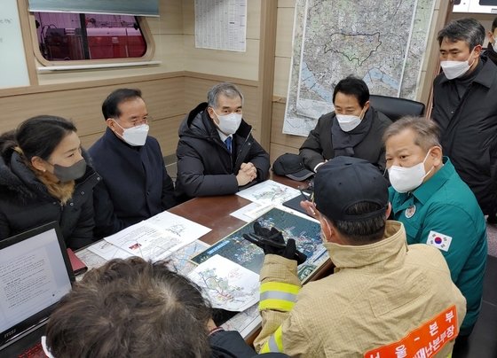 이상민 행정안전부 장관이 지난 20일 오전 서울 강남구 구룡마을 화재 현장을 찾아 소방관계자로부터 상황보고를 받고 있다. 이 장관은 대피주민 난방 등 생활에 불편함이 없도록 필요한 조치를 할 것 당부했다. 행정안전부 제공