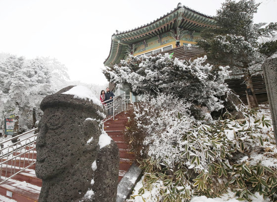 지난 20일 오전 제주 한라산 1100고지 휴게소에서 관광객들이 설경을 감상하고 있다. 2023.1.20/뉴스1