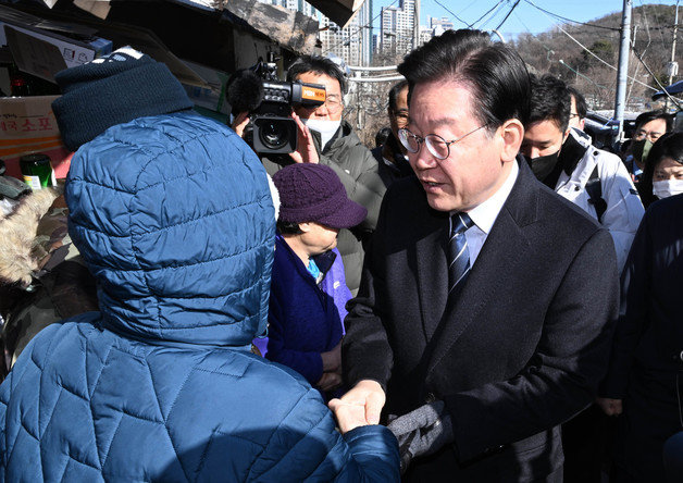 이재명 더불어민주당 대표가 20일 서울 강남구 구룡마을을 방문해 주민과 인사하고 있다. 사진공동취재단