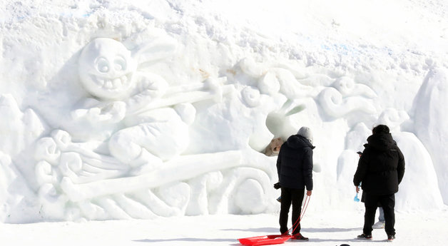 23일 강원도 평창군 대관령면 송천 일원에서 열린 대관령 눈꽃 축제를 찾은 관람객들이 기념 사진을 찍고 있다. 2023.1.23/뉴스1