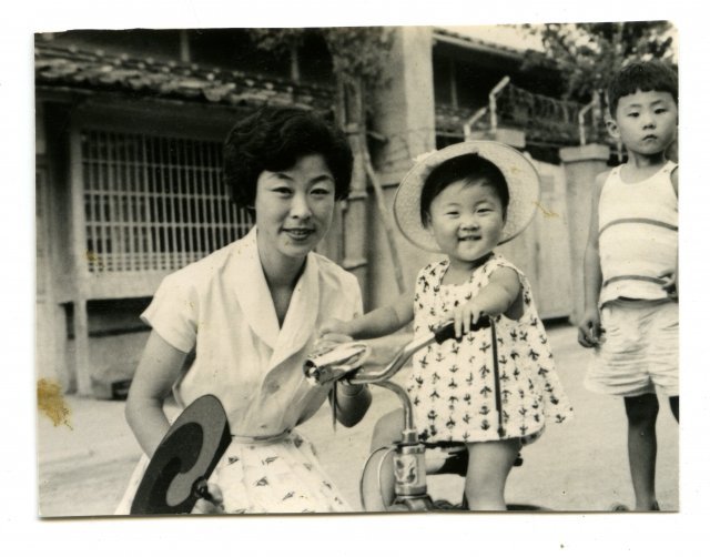 강인숙 영인문학관장(왼쪽)이 1962년 서울 한강로2가 연립주택 앞에서 자전거를 타고 있는 장녀 고 이민아 목사와 함께 찍은 사진. 열림원 제공