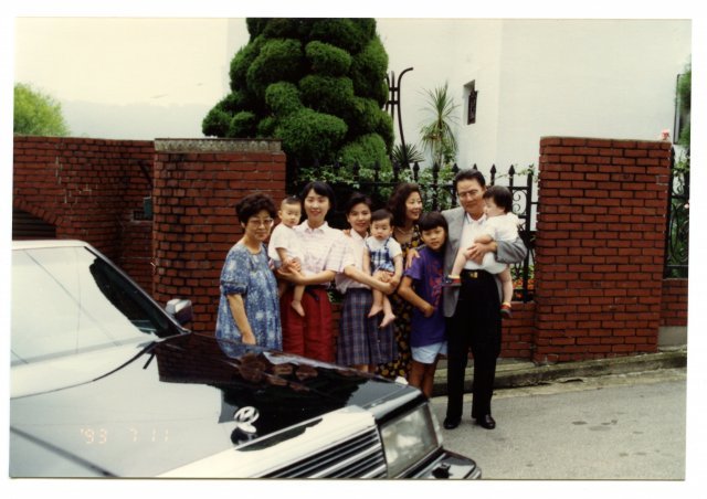 1993년 평창동 집 대문 앞에서 고 이어령 전 문화부 장관(오른쪽)과 강인숙 영인문학관장(왼쪽)이 자녀, 손주들과 함께 찍은 가족 사진. 열림원 제공