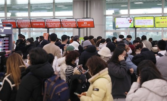 24일 오전 제주국제공항이 체류객들로 북적이고 있다. 이날 제주에는 많은 눈과 강풍으로 제주공항을 오갈 예정이던 476편이 결항됐다.이번 결항으로 설연휴 제주를 찾았던 귀경객 등 4만3000여명의 발길이 묶인것으로 추정된다. 2023.1.24 뉴스1